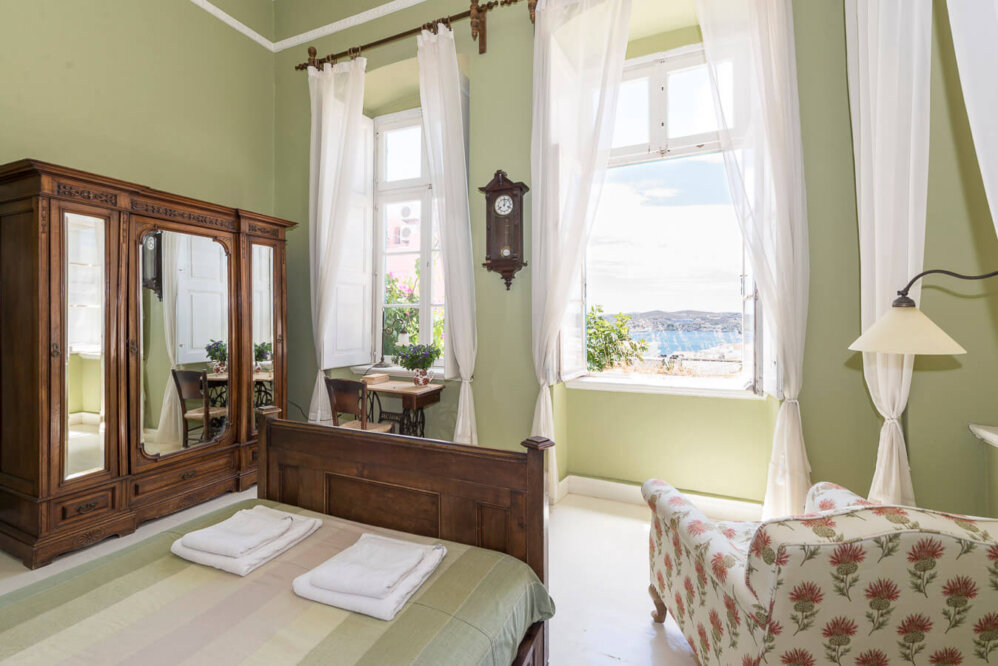 Green bedroom with sea view